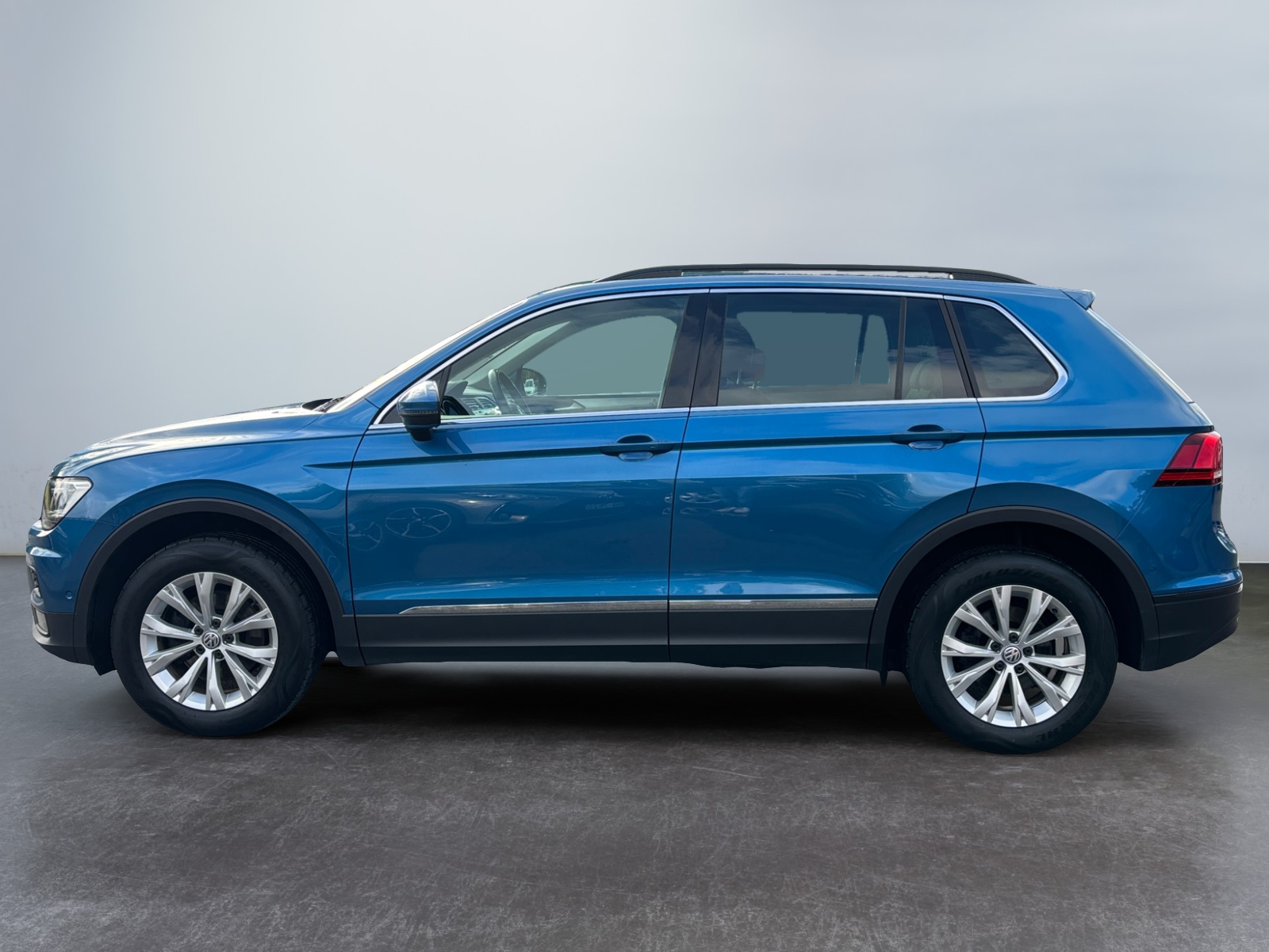 VW Tiguan blue (1).jpg
