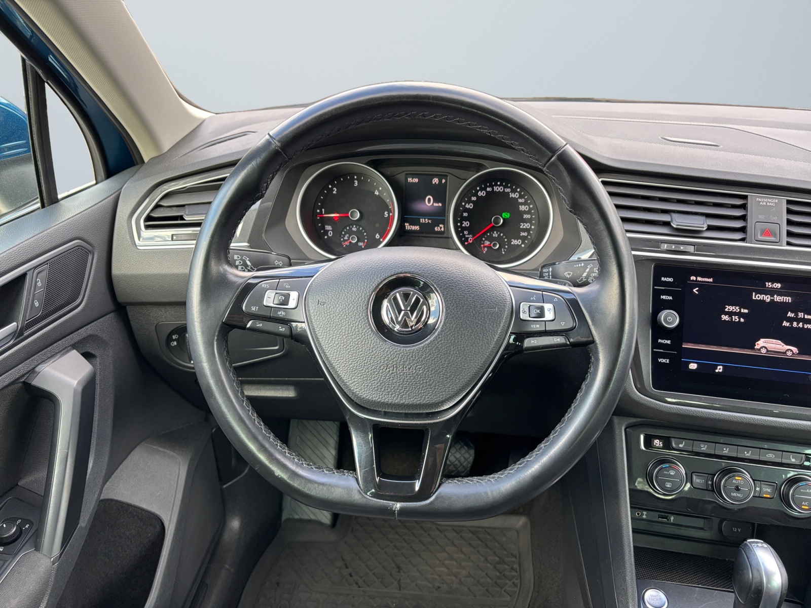 VW Tiguan blue (11).jpg