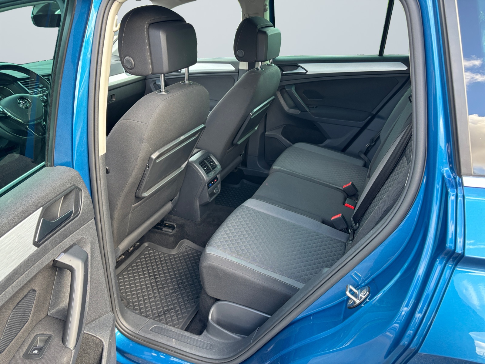 VW Tiguan blue (12).jpg