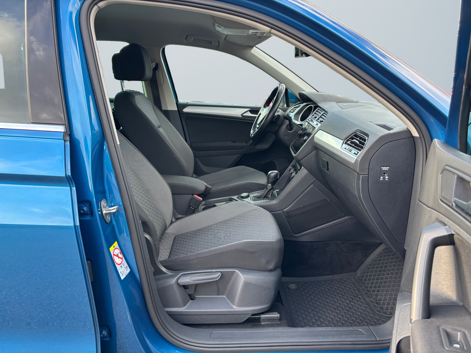 VW Tiguan blue (14).jpg