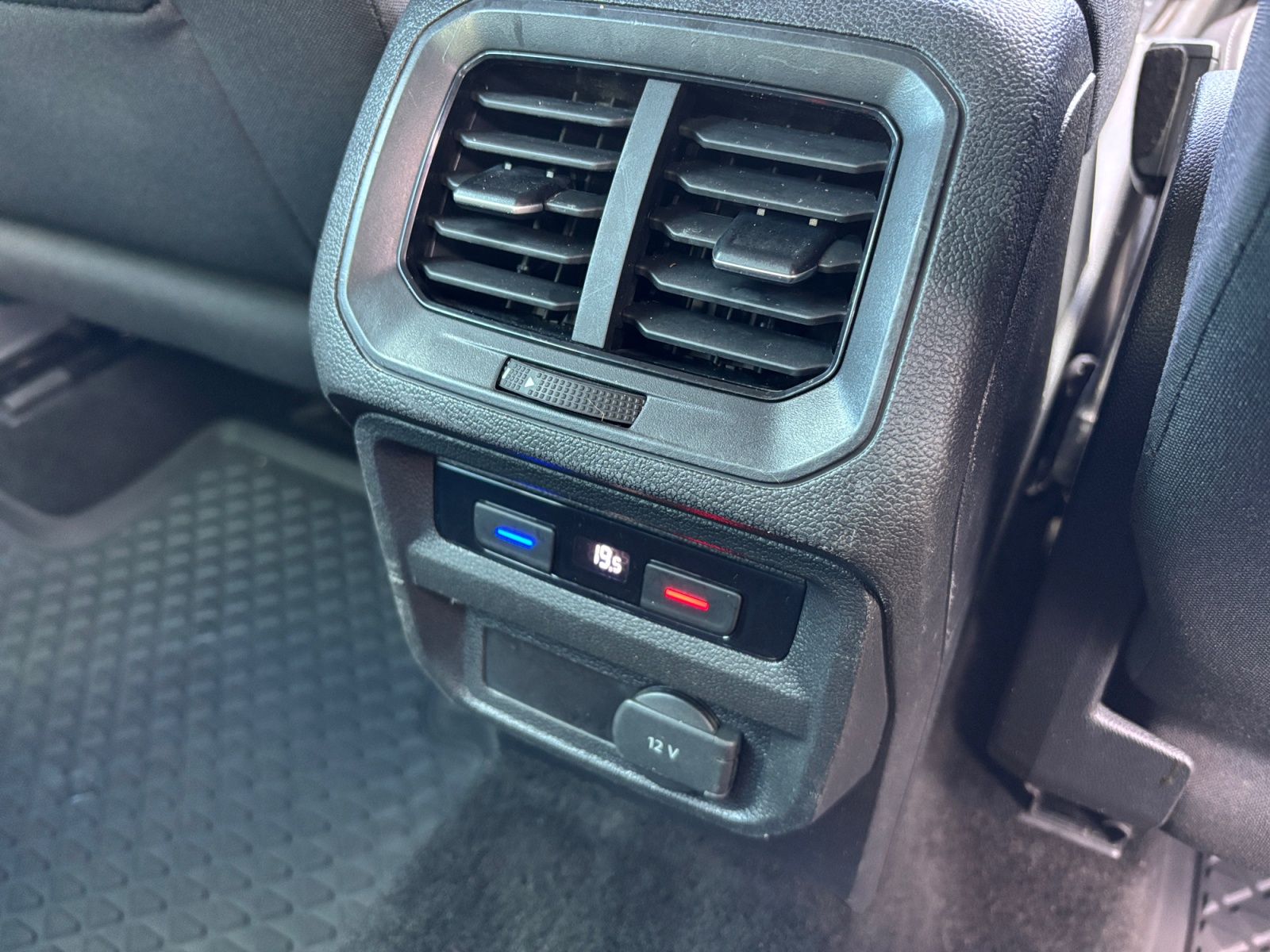 VW Tiguan blue (17).jpg