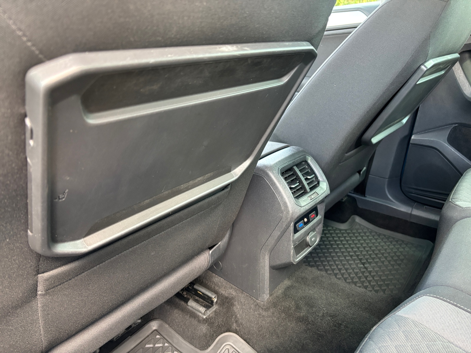 VW Tiguan blue (19).jpg