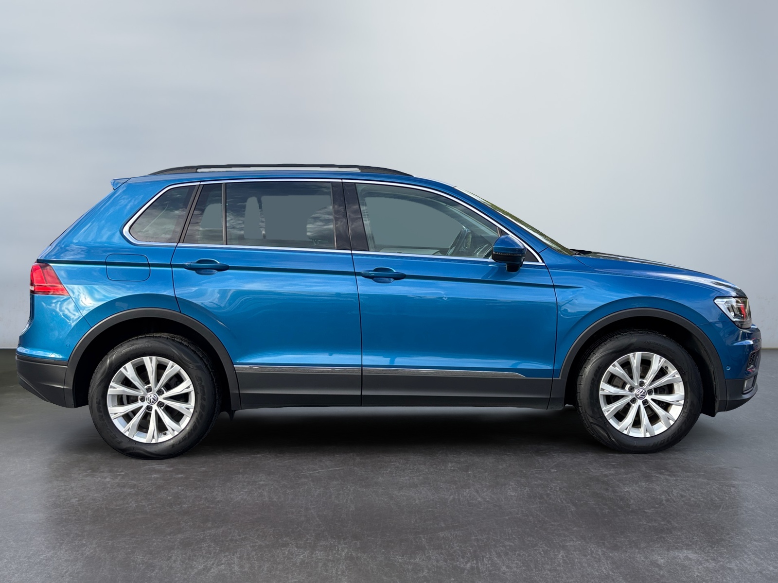 VW Tiguan blue (5).jpg